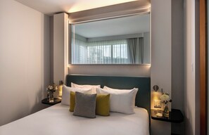 Premium bedding, pillow-top beds, minibar, in-room safe - Warwick Le Crystal - Montréal (Montreal)
