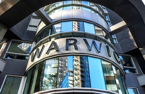 Un edificio con fachada curva y la palabra 'WARW' destacada.