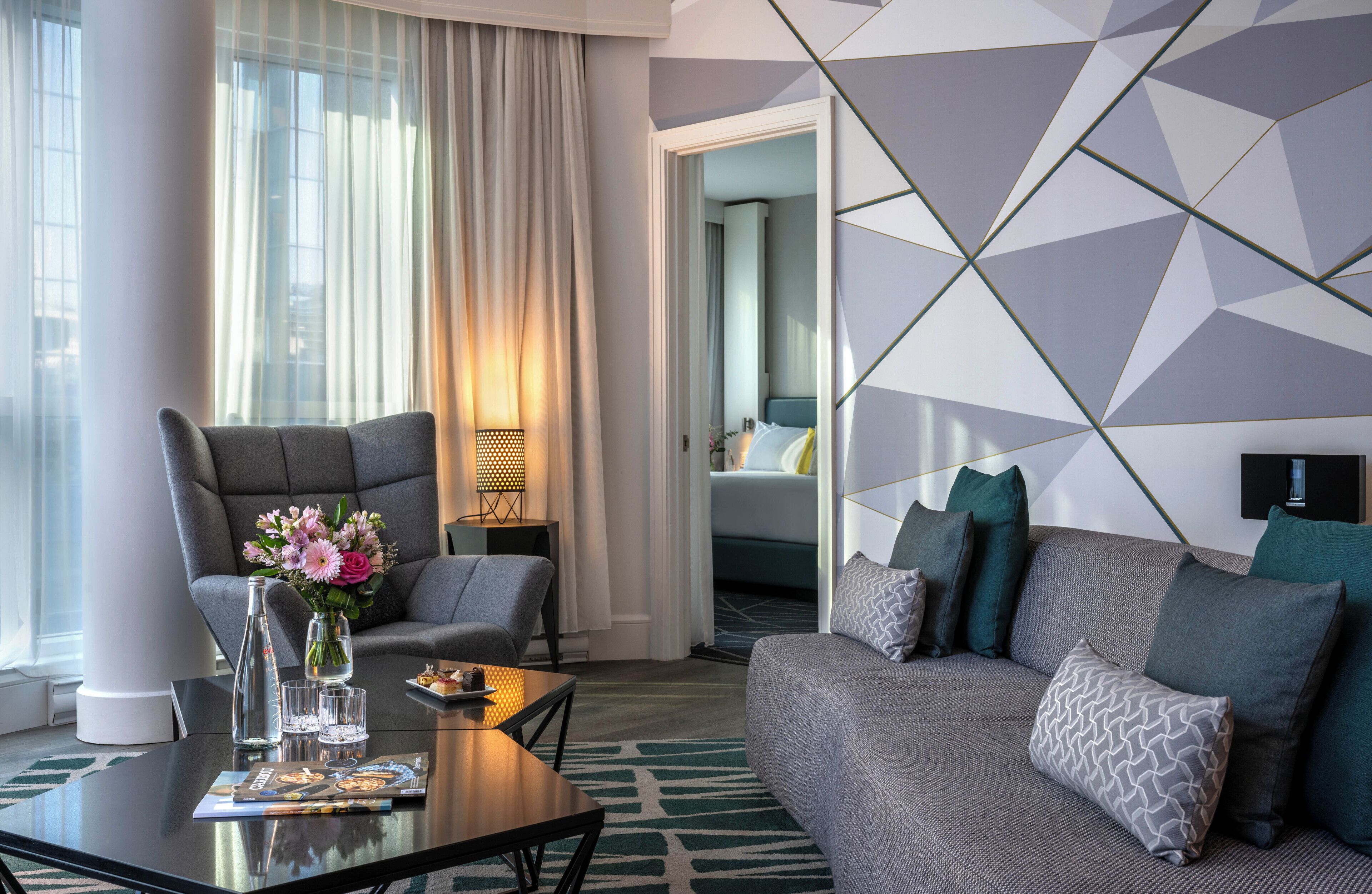 Single Room | Living area | 40-inch TV with satellite channels, pay films, offices