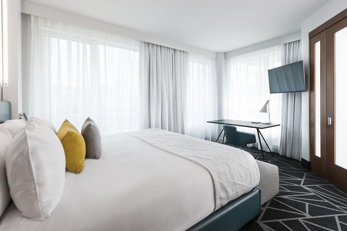 Warwick Premier Suite | Luxe beddengoed, pillowtop-bedden, een minibar, een kluis op de kamer