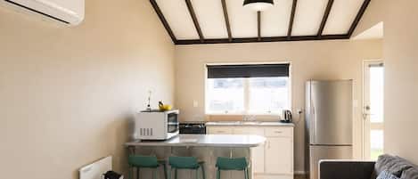 Refrigerador, microondas, tetera/pava eléctrica, utensilios de cocina