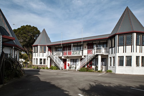  Castles Motel and Driftwood Motel
