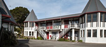 Castles Motel and Driftwood Motel