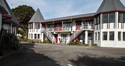 Castles Motel and Driftwood Motel