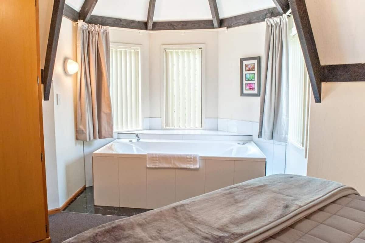 One Bedroom Upstairs Spa Unit | Jetted tub
