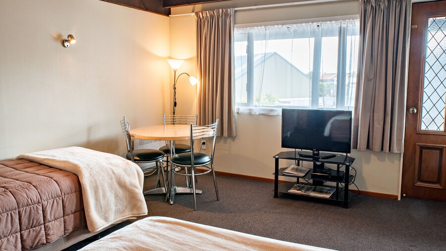 Castles Motel and Driftwood Motel