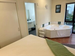 One Bedroom Downstairs Spa Unit | Jetted tub