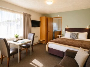 Executive Studio | Desk, blackout drapes, iron/ironing board, free WiFi
