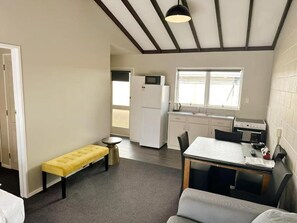 Superior Apartment, 1 Bedroom, Kitchen | Private kitchen | Fridge, microwave, electric kettle, cookware/dishes/utensils -  Castles Motel and Driftwood Motel (Nelson)