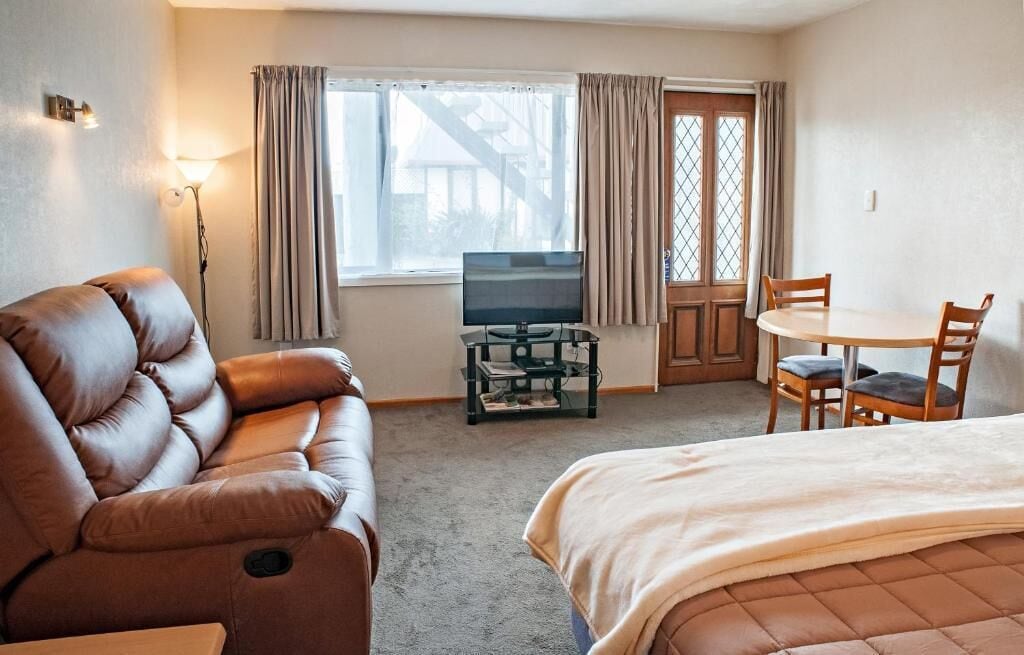 Estudio ejecutivo | Escritorio, cortinas blackout y tabla de planchar con plancha 