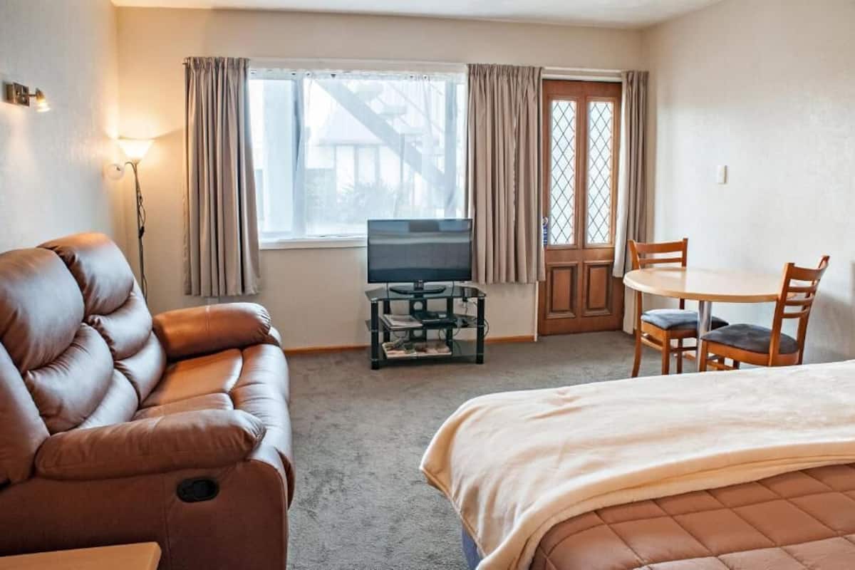 Executive Studio | Desk, blackout drapes, iron/ironing board, free WiFi