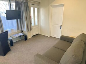 Desk, blackout curtains, iron/ironing board, free WiFi -  Castles Motel and Driftwood Motel (Nelson)