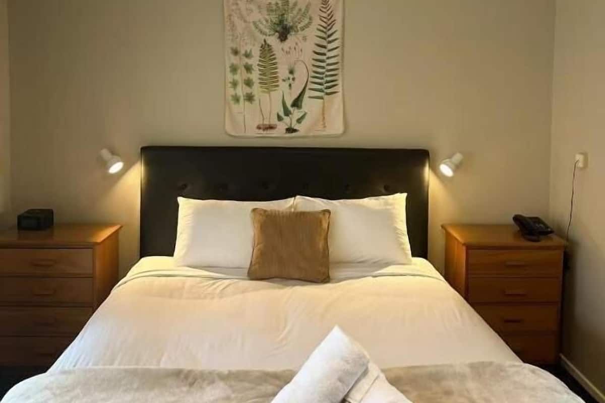 Estudio estándar, varias camas | Escritorio, cortinas blackout y tabla de planchar con plancha