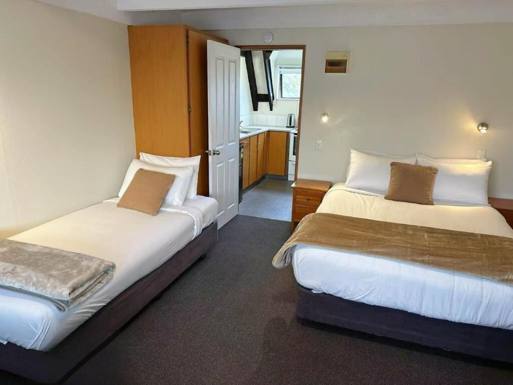 Estudio estándar | Escritorio, cortinas blackout y tabla de planchar con plancha 