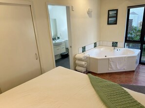 One Bedroom Downstairs Spa Unit