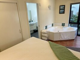 Apartamento, 1 habitación, bañera de hidromasaje | Escritorio, cortinas opacas, tabla de planchar con plancha y wifi gratis