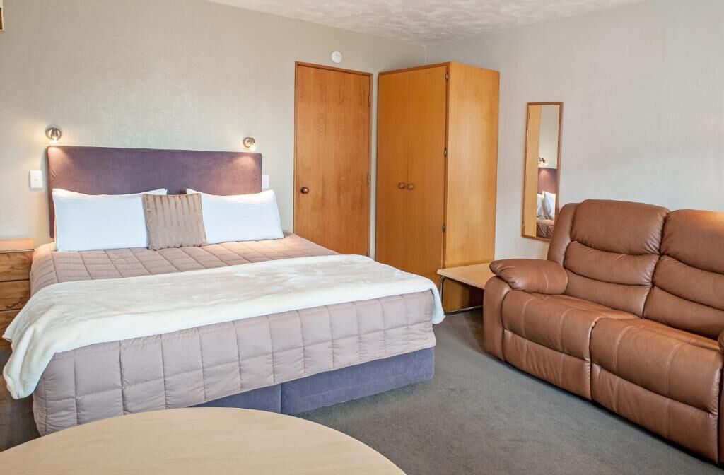 Executive Studio | Desk, blackout drapes, iron/ironing board, free WiFi