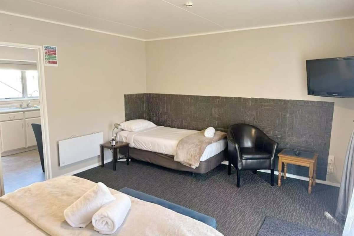 Standard Studio, Multiple Beds | Desk, blackout drapes, iron/ironing board, free WiFi