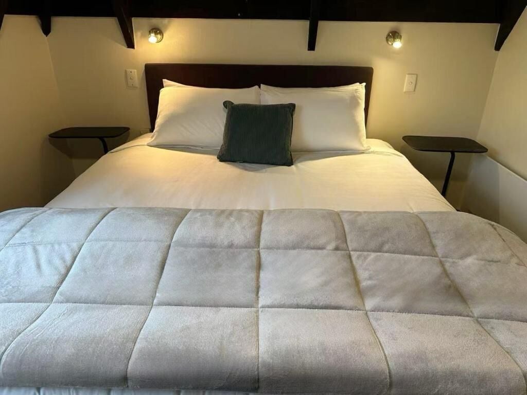 Departamento familiar | Escritorio, cortinas blackout y tabla de planchar con plancha 