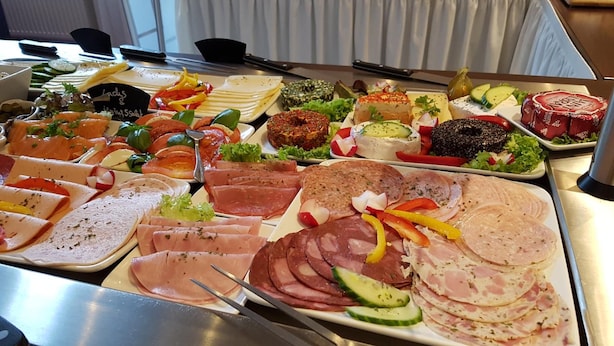 A buffet with various cold cuts, cheeses, and salads. - Hotel Herbst Berlin (Berlin)