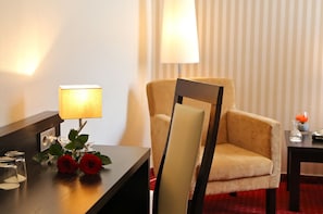 Habitació doble estàndard, 1 llit de matrimoni, no fumadors | Cortines opaques, planxa i posts de planxar i wifi gratuïta