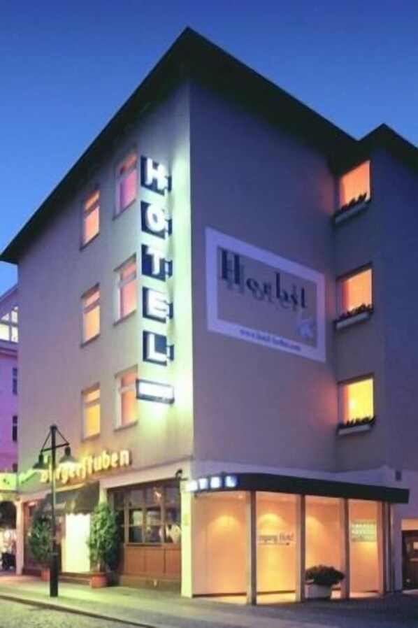 Un hotel con un letrero que dice 'Hotel' y 'Herbit'.