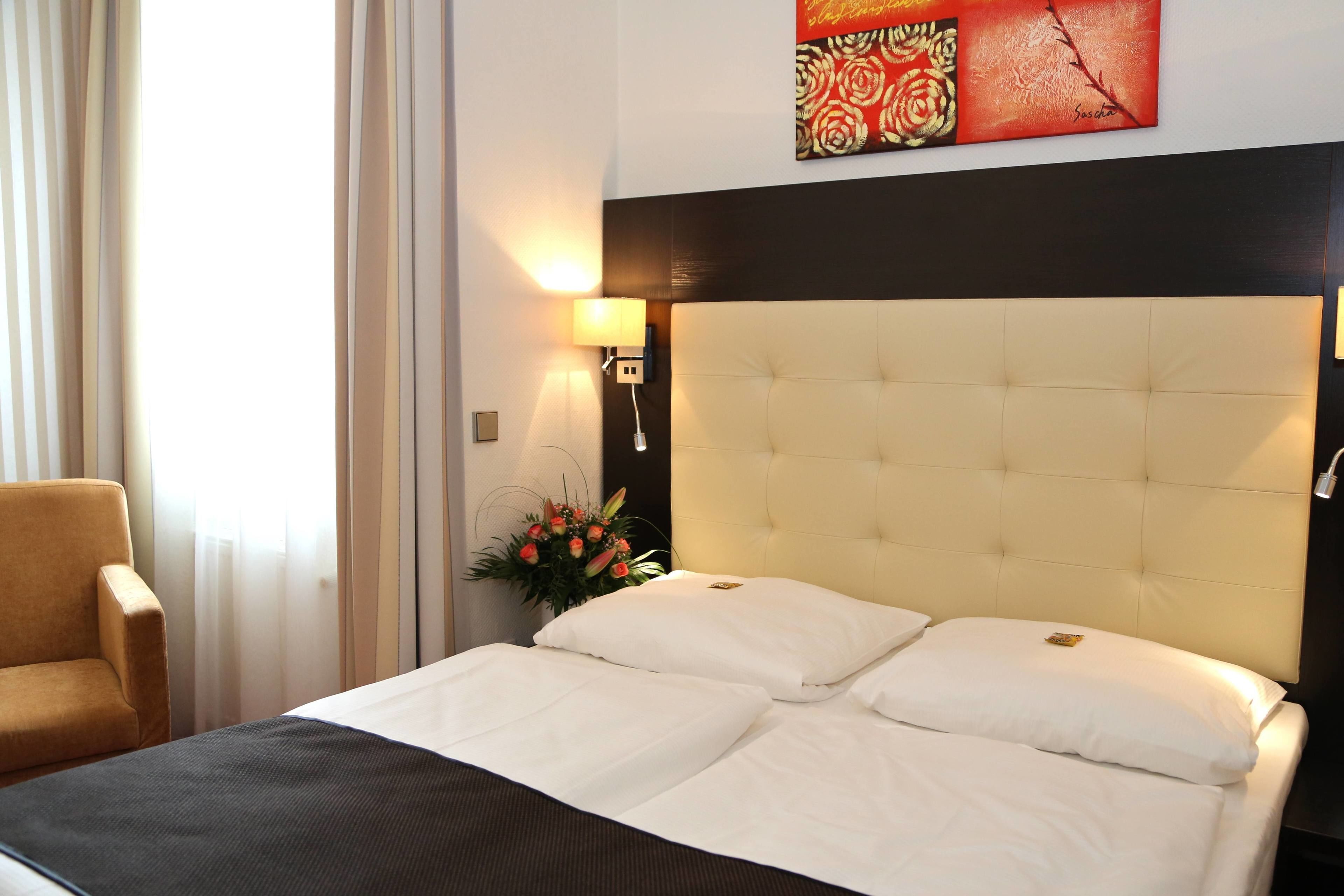 Cortinas opacas, tabla de planchar con plancha, wifi gratis
