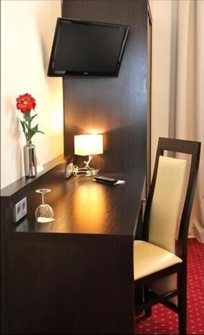 Standard Double Room, 1 Queen Bed, Non Smoking | 1 bedroom, blackout drapes, iron/ironing board, free WiFi
