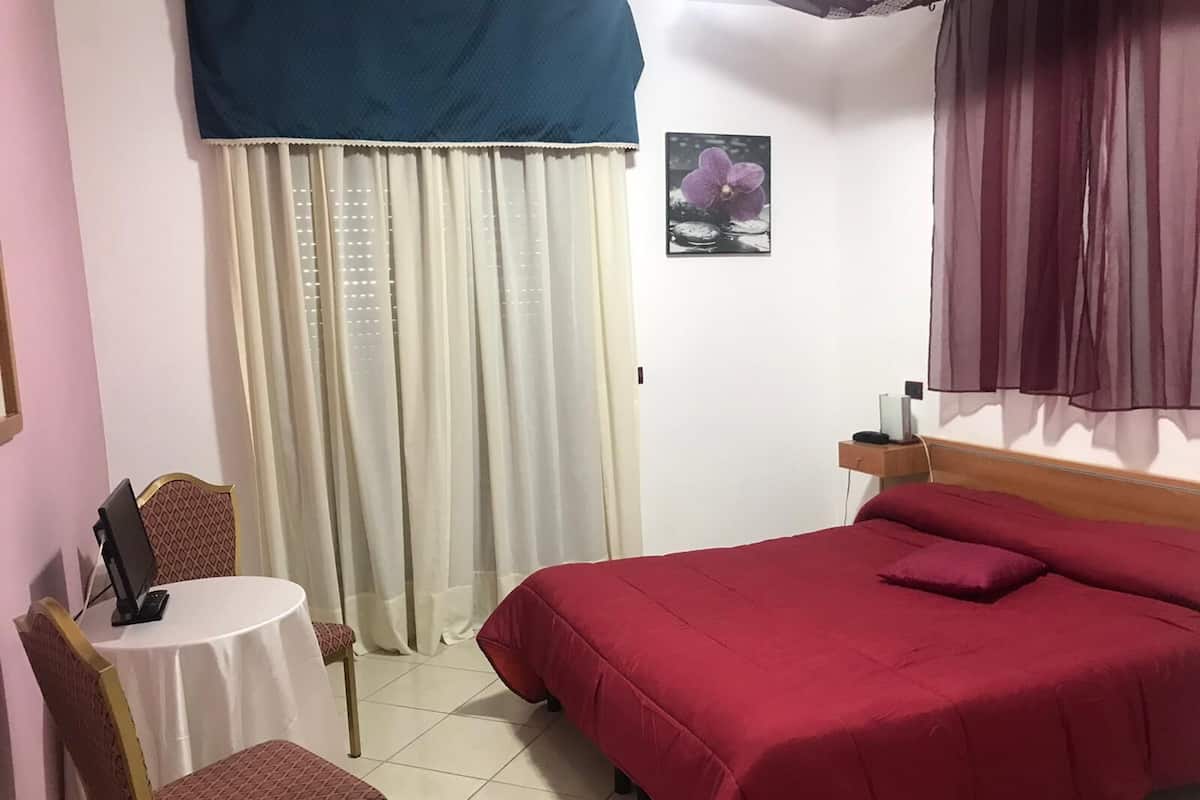 Kamar Double, 1 Tempat Tidur Double (with balcony) | Brankas, meja kerja, Wi-Fi gratis, dan seprai linen