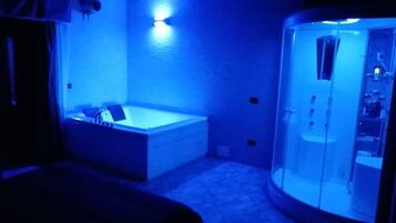 Suite, 1 lit double, baignoire à jets | Coffres-forts dans les chambres, bureau, Wi-Fi gratuit, draps fournis