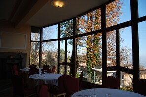 Déjeuner et dîner servis sur place, spécialités Cuisine italienne