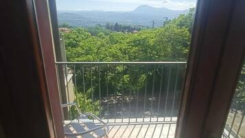 Camera tripla (with balcony) | Una cassaforte in camera, una scrivania, Wi-Fi gratuito, lenzuola