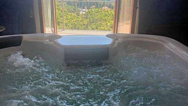 A hot tub with a view of a mountainous landscape. - Royal Hotel Montevergine (Ospedaletto D'Alpinolo)