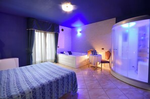 Suite, 1 Doppelbett (with balcony) | Zimmersafe, Schreibtisch, kostenloses WLAN, Bettwäsche