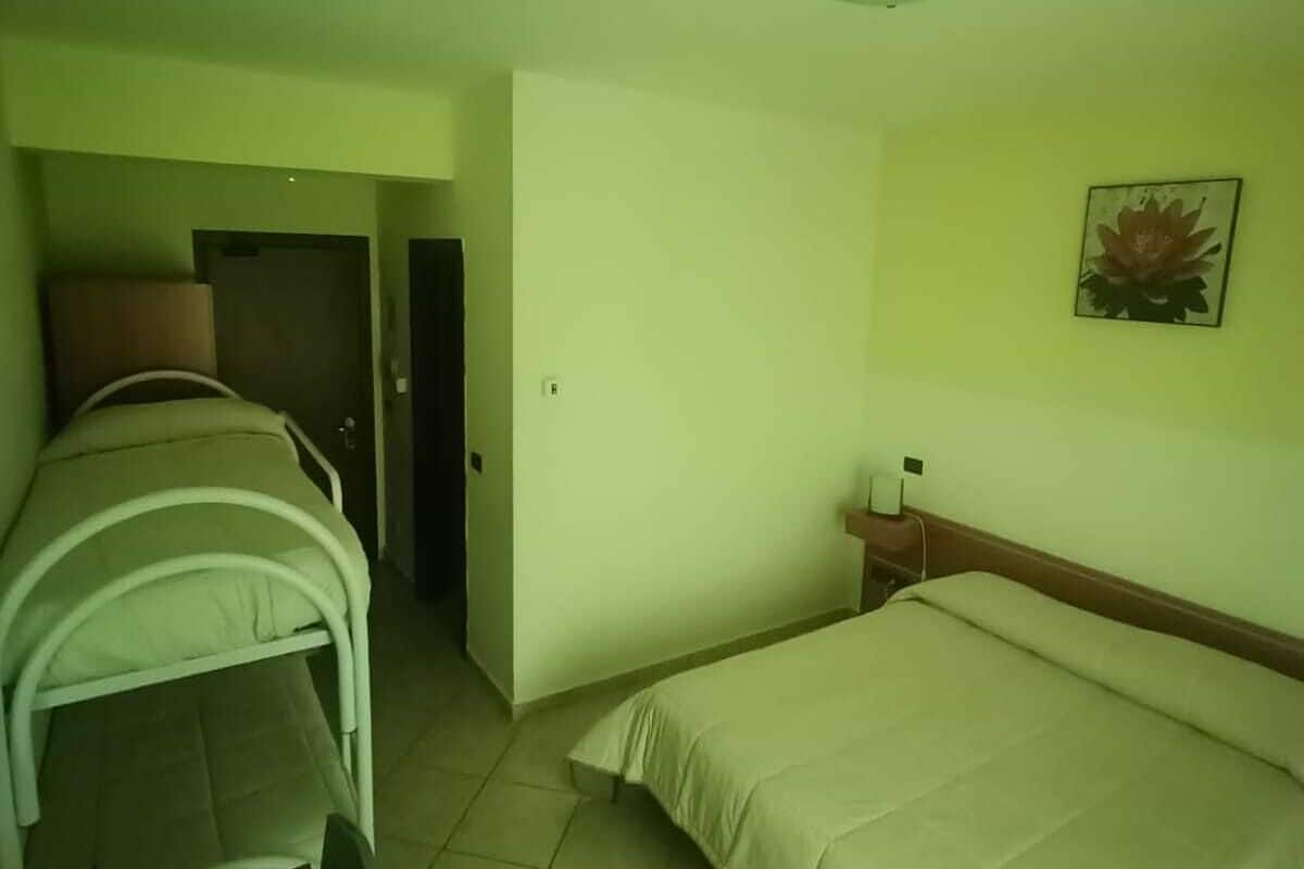 Kamar Quadruple (with balcony) | Brankas, meja kerja, Wi-Fi gratis, dan seprai linen