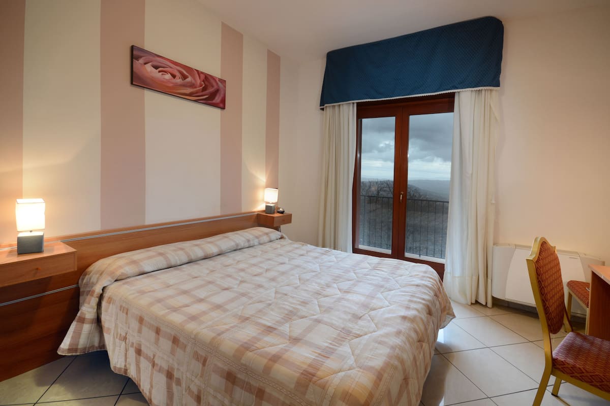 Kamar Double atau Twin Standar (with balcony) | Brankas, meja kerja, Wi-Fi gratis, dan seprai linen