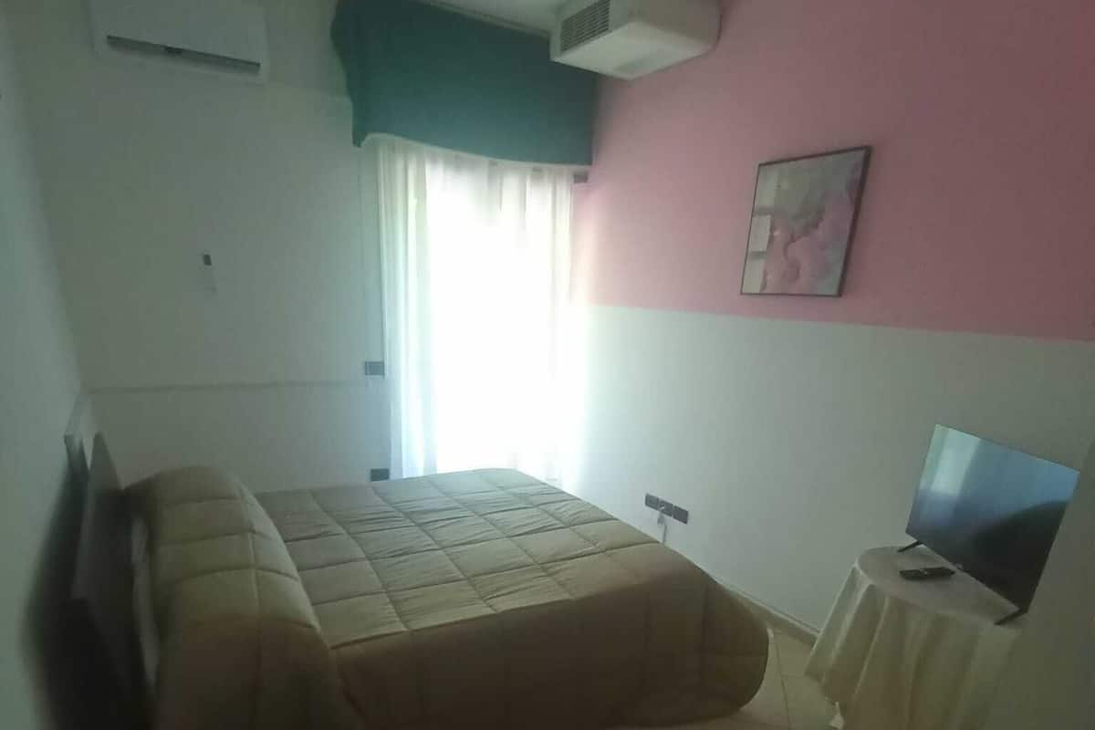 Kamar Double untuk 1 Orang (with balcony) | Brankas, meja kerja, Wi-Fi gratis, dan seprai linen