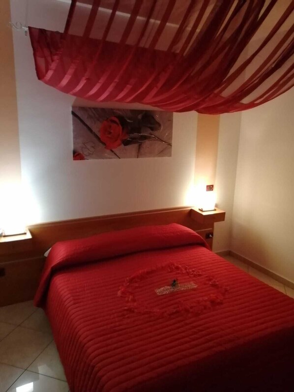 Standard-Doppel- oder -Zweibettzimmer (with balcony) | Zimmersafe, Schreibtisch, kostenloses WLAN, Bettwäsche