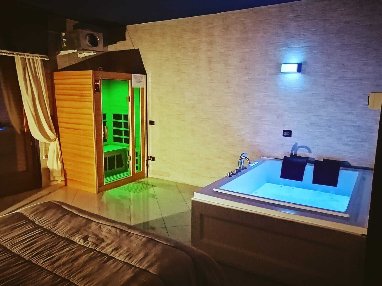 Sviitti, 1 parisänky, poreamme | Tallelokero huoneessa, työpöytä, ilmainen Wi-Fi, vuodevaatteet