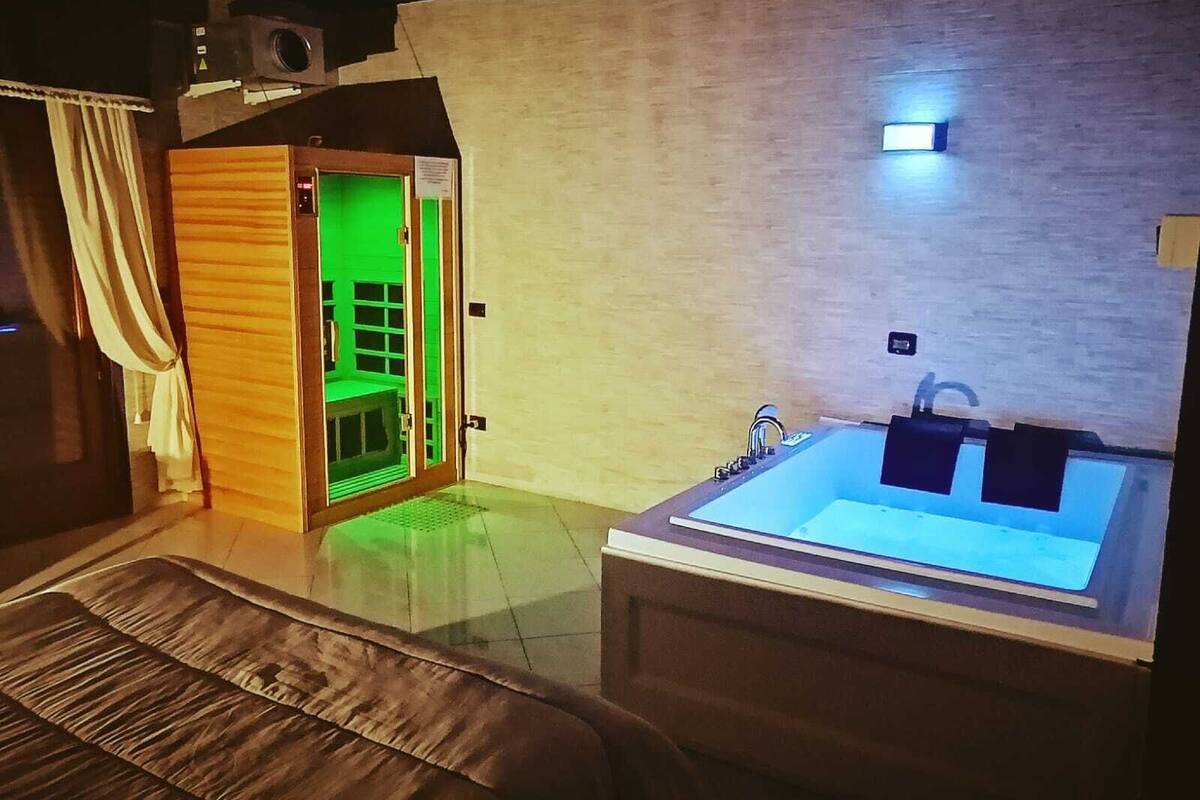 Brankas, meja kerja, Wi-Fi gratis, dan seprai linen