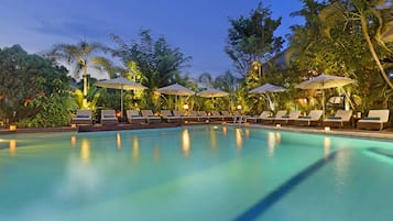Kolam renang outdoor, dengan payung kolam renang dan kursi berjemur