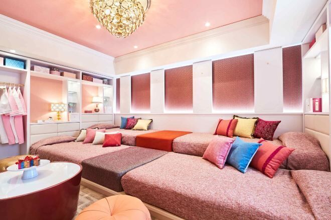 Peti besi dalam bilik, langsir/tirai gelap terus 