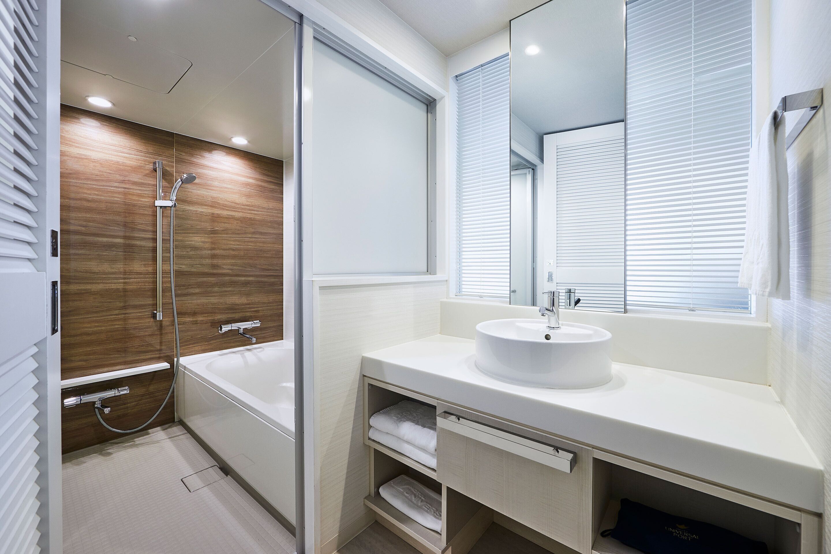Badewanne und Dusche (separat), kostenlose Toilettenartikel