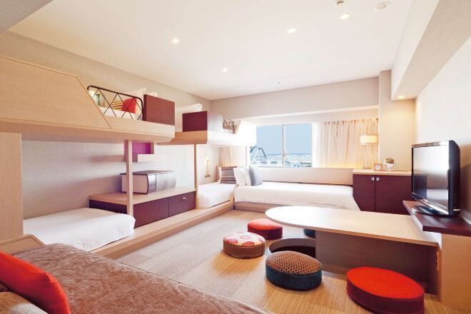 Peti besi dalam bilik, langsir/tirai gelap terus 