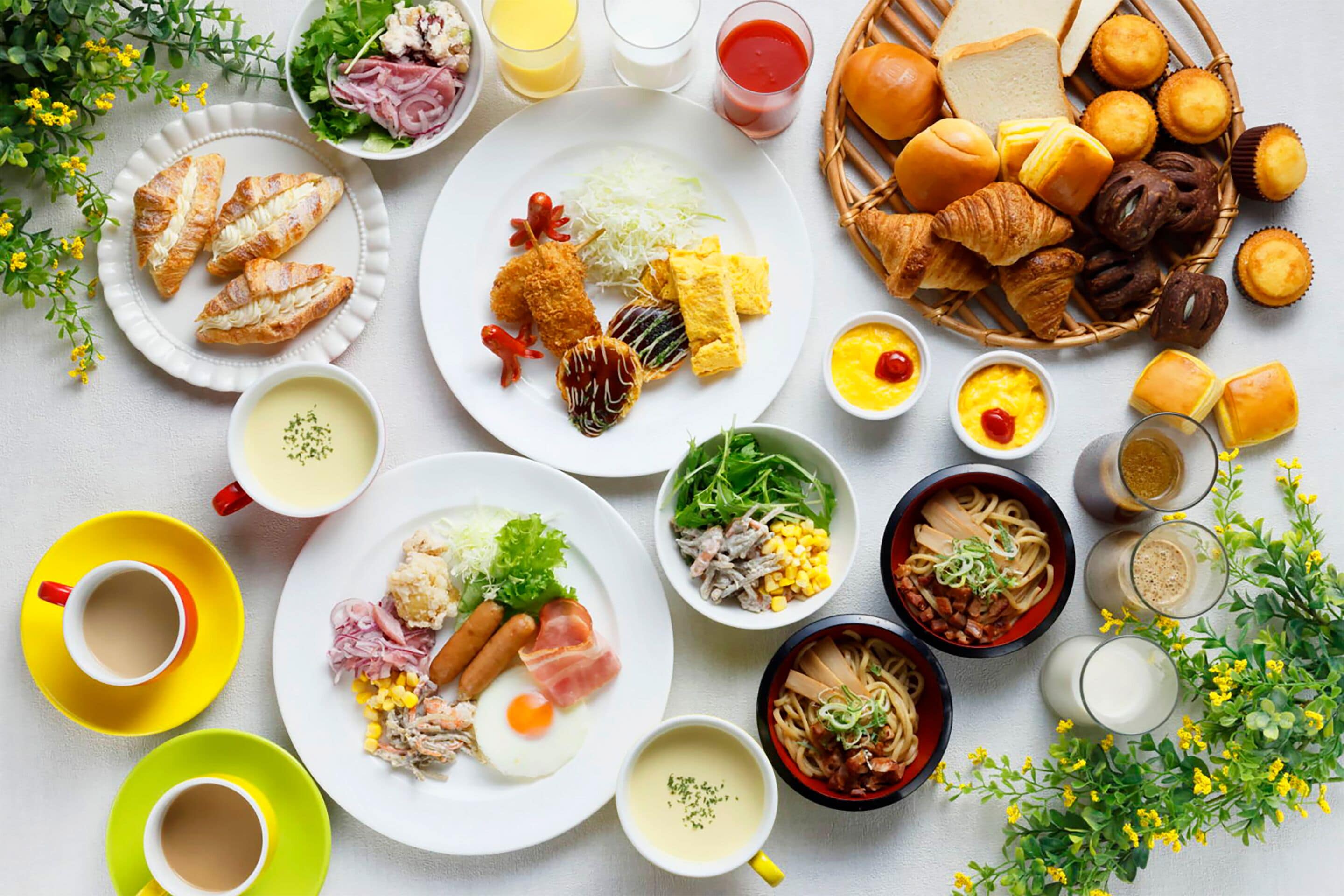 Se ofrece un desayuno bufé (3300 JPY por persona)