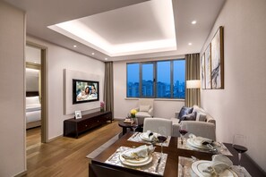 Minibar, caja de seguridad en la habitación y escritorio