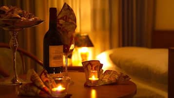 Ropa de cama hipoalergénica, muebles diferentes y escritorio