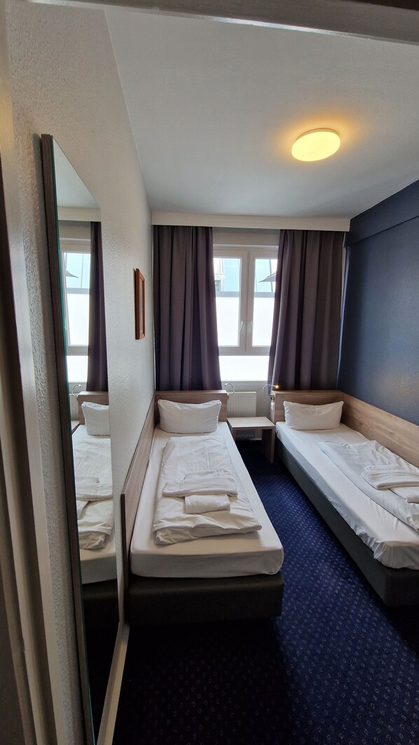 Doppelzimmer | Allergikerbettwaren, individuell eingerichtet, Schreibtisch