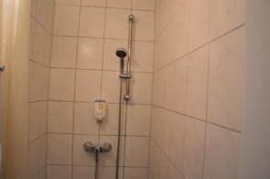 Chuveiro, produtos de toalete grátis, secador de cabelo 
