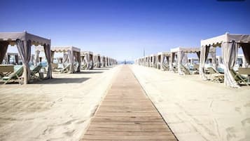 Privatstrand in der Nähe, Liegestühle, Sonnenschirme, Strandbar